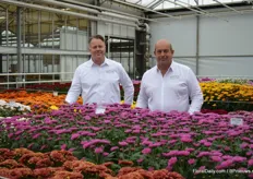 Ralph Koopman and Gerard Lentjes of Armada presenting cut chrysanthemum Anquetil, a variety that is performing well in both the heat and cold. Last year, they started with this variety in the Netherlands. In South Europe and Asia, it is increasing in popularity.”